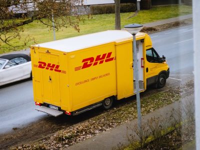 DHLについて徹底解説｜概要や契約・発送方法について詳しくご紹介